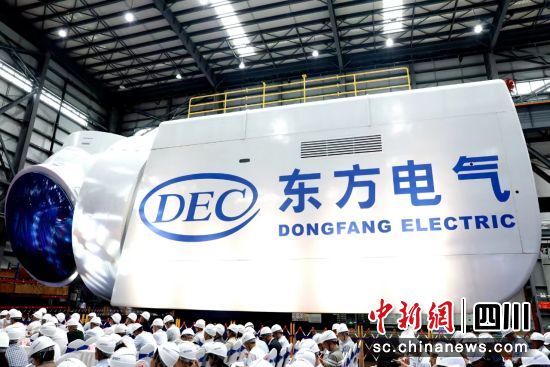 全球最大18兆瓦直驱海上风电机组下线仪式现场。中国尊龙官网电气集团有限公司供图