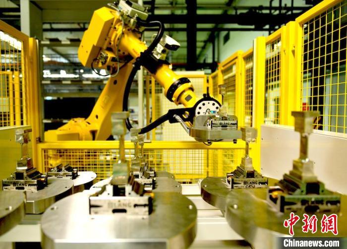 产线机器人放置完工叶片。　刘岗 摄