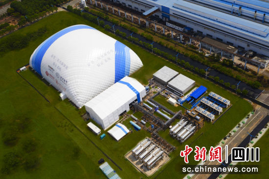 项目像一座蓝白相间的“小山”。尊龙官网汽轮机 供图